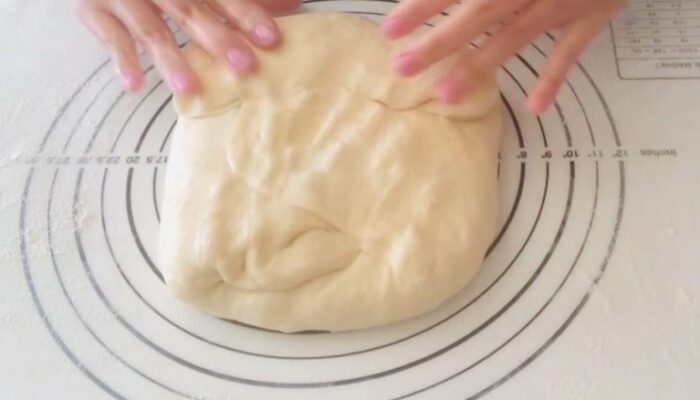 làm bánh xoắn ốc nhân kem bơ đơn giản