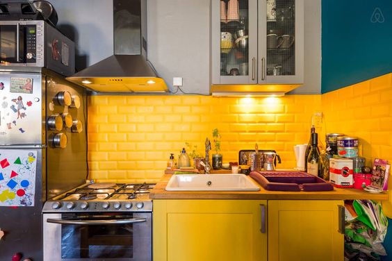 nhà bếp màu vàng