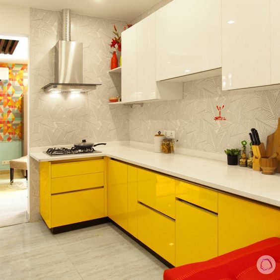 tủ bếp dưới màu vàng